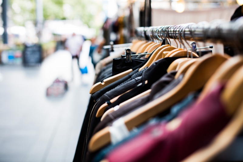 boutique-ROQUEBRUNE SUR ARGENS-min_blur_close_up_focus_hanger_jacket_market_people_rack-1176303