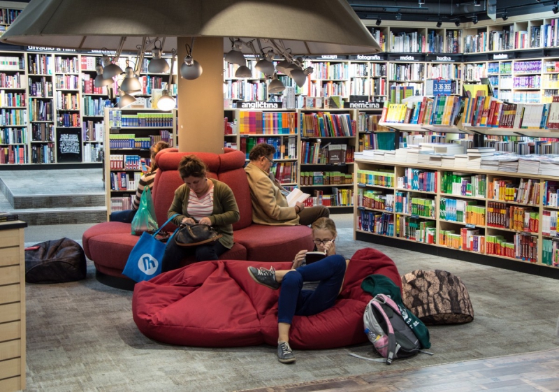 boutique-ROQUEBRUNE SUR ARGENS-min_books_bookstore_book_reader_readers_reading_shop_sale_books-849006