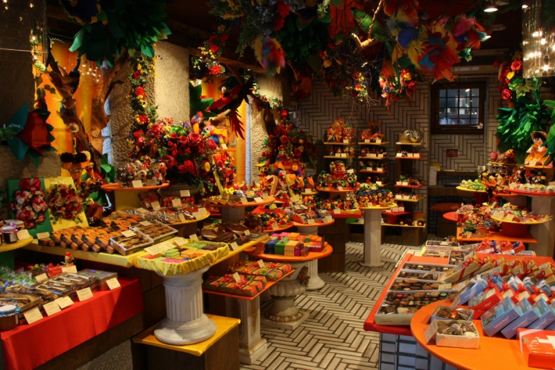 boutique-ROQUEBRUNE SUR ARGENS-min_candy_store_chocolate_shop_chocolate_switzerland-393515