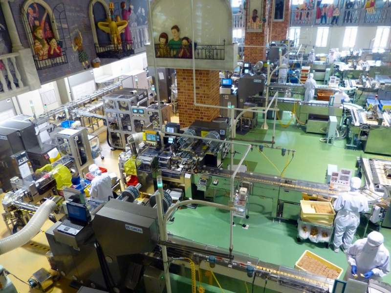 boutique-ROQUEBRUNE SUR ARGENS-min_japan_sapporo_chocolate_factory_label_packaging_cookie_machine_operators-961509