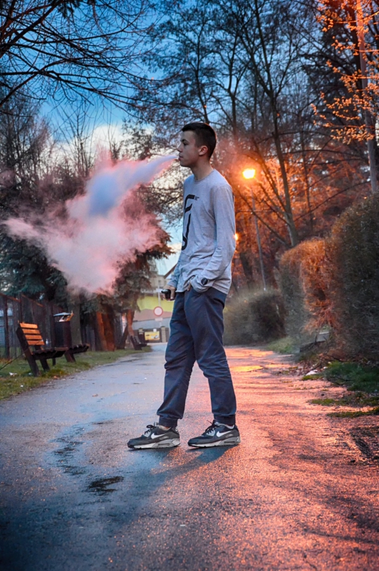 boutique-ROQUEBRUNE SUR ARGENS-min_man_boy_vape_ecigarette_vaping_smoking_ecig_vapor-635340